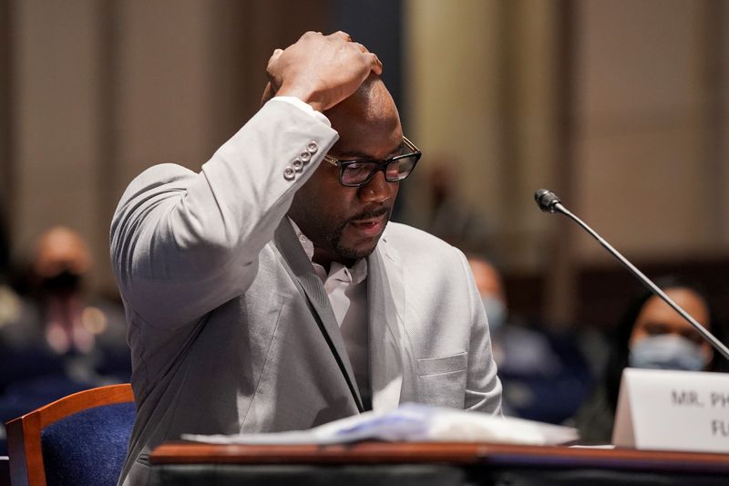 &copy; Reuters. Philonise Floyd hace una pausa durante su testimonio ante la Comisión de Justicia de la Cámara de Representantes en Washington sobre el asesinato de su hermano George Floyd, que descandenó una ola de protestas y disturbios en Estados Unidos en reclamo 