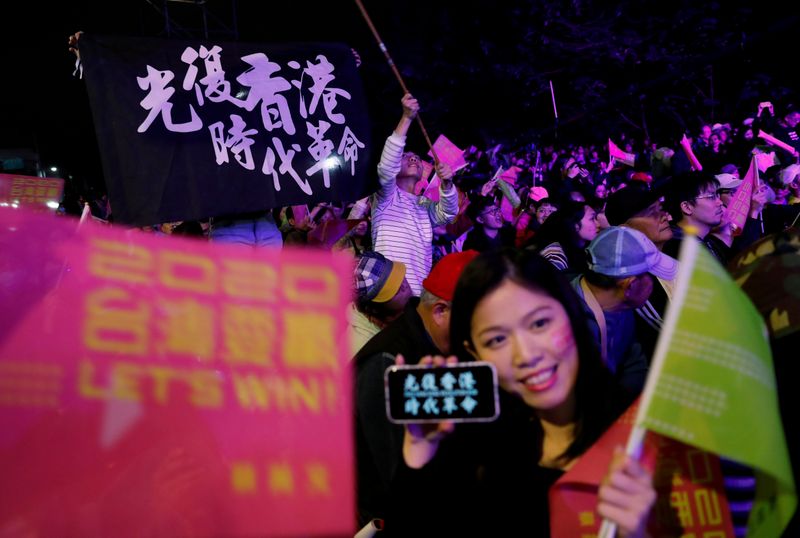 &copy; Reuters. FILE PHOTO: Hong Kong anti-government protesters attend a rally in support of Taiwan President Tsai Ing-wen outside the Democratic Progressive Party (DPP) headquarters in Taipei