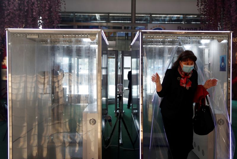 &copy; Reuters. Женщина проходит через дезинфицирующий коридор на входе в ТЦ Европейский в Москве