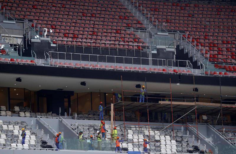 &copy; Reuters. منظمة العفو: عمال البناء بأحد ملاعب كأس العالم 2022 في قطر ظلوا شهورا بلا أجور