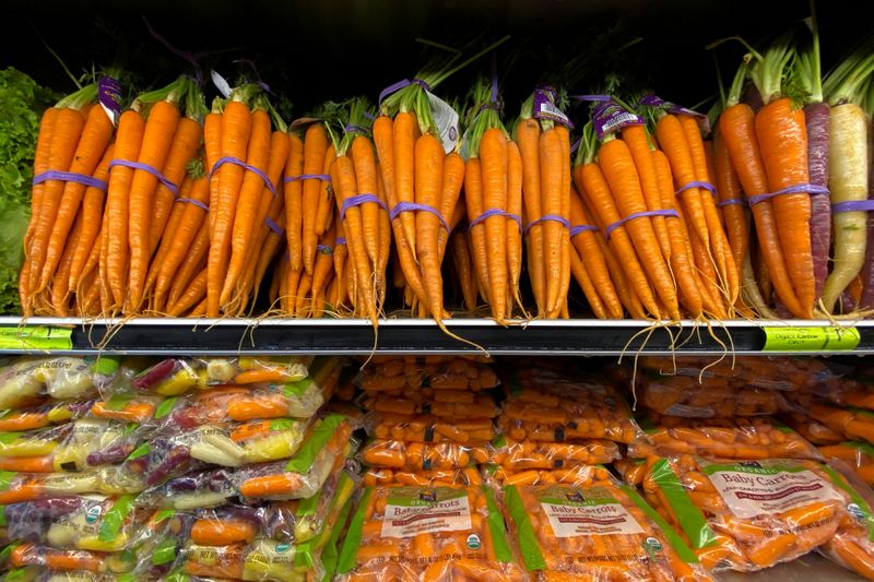 &copy; Reuters. Fresh carrots are shown for sale at a grocery store in Del Mar, California