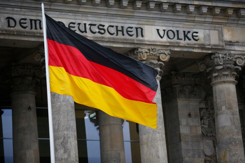 &copy; Reuters. La bandiera tedesca davanti al Bundestag