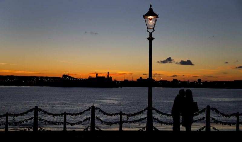 &copy; Reuters. FOTO DE ARCHIVO: Una pareja frente el río Mersey en Liverpool, Reino Unido