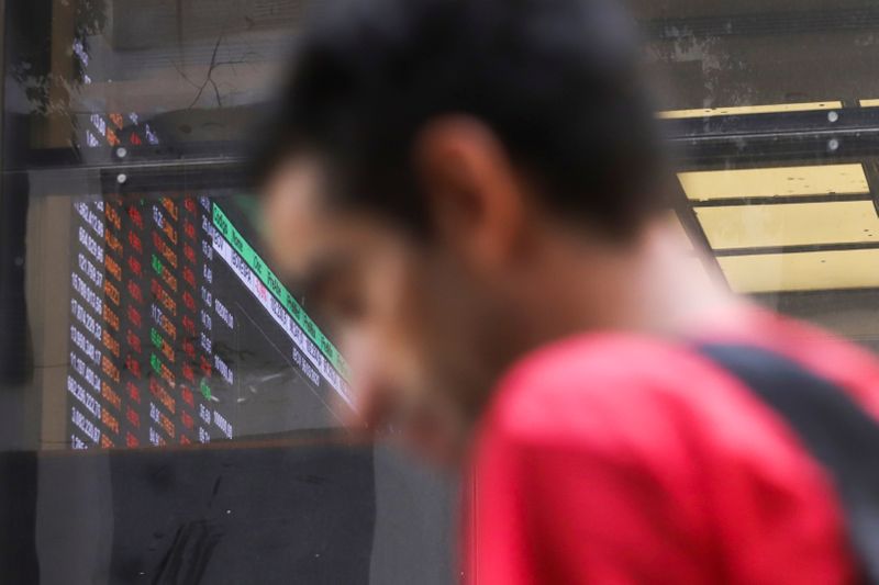 &copy; Reuters. A man passes in front of Brazil&apos;s B3 Stock Exchange in Sao Paulo