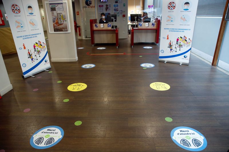 &copy; Reuters. Social distancing signs are seen on the floor of a National Agency for Employment (Pole Emploi) office, following the outbreak of the coronavirus disease (COVID-19), in La Courneuve near Paris