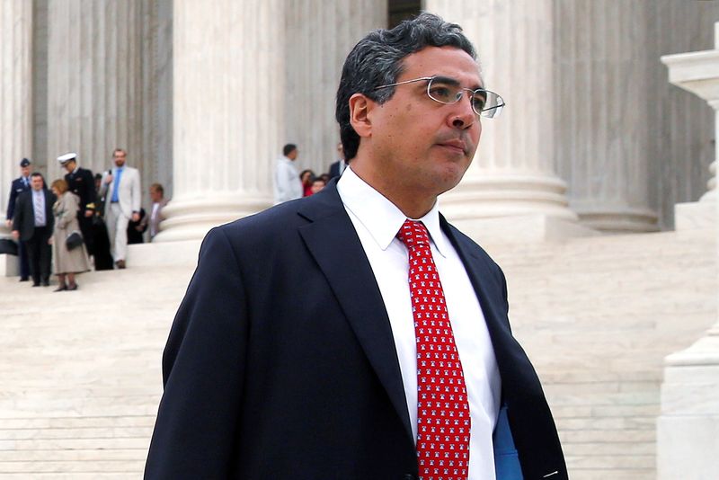 &copy; Reuters. FILE PHOTO: Current U.S. Solicitor General Noel Francisco departs the U.S. Supreme Court after a 2016 case in Washington