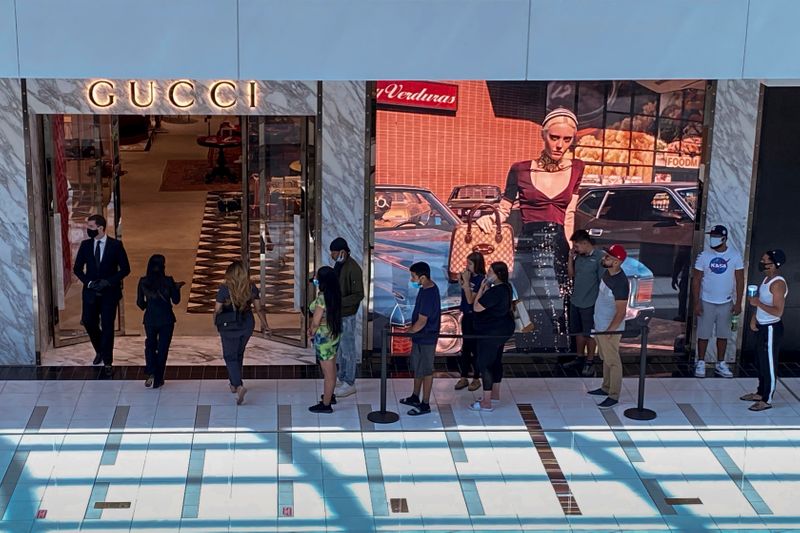 &copy; Reuters. Customers line up to enter a Gucci fashion store at the The Galleria shopping mall after the mall opened during the coronavirus disease (COVID -19) outbreak in Houston