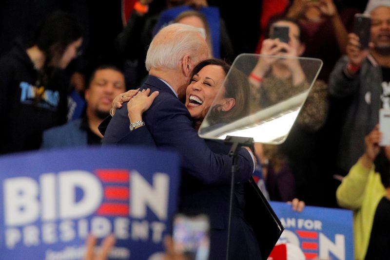 © Reuters. FILE PHOTO: Democratic U.S. presidential candidate and former Vice President Joe Biden is greeted by  U.S. Senator Kamala Harris during a campaign stop in Detroit, Michigan