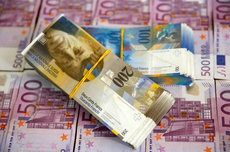 © Reuters. A picture illustration of Swiss Franc and Euro banknotes taken in central Bosnian town of Zenica