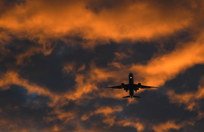 &copy; Reuters. 英、航空便の安全ガイドラインを公表　自主隔離の撤廃期待高まる