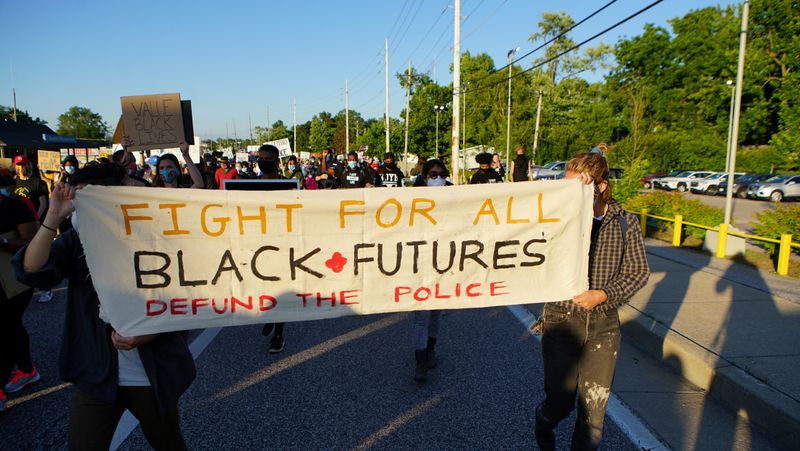 &copy; Reuters. FOTO DE ARCHIVO: Manifestantes en Florissant, Missouri, EEUU