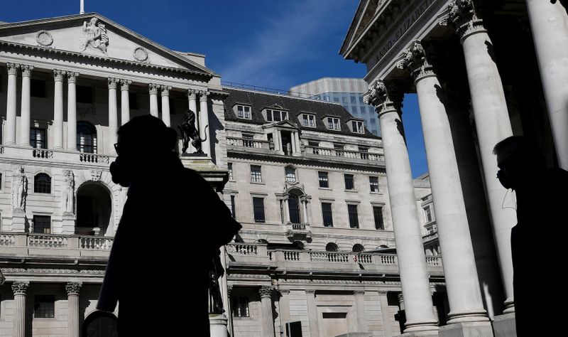 © Reuters. FILE PHOTO: People wearing masks walk past the Bank of England