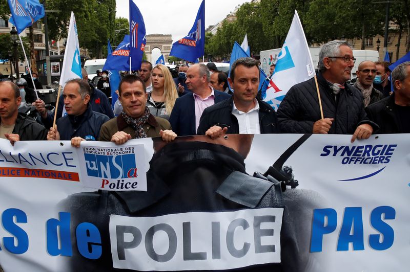 &copy; Reuters. تلفزيون: احتجاج للشرطة الفرنسية في الشانزليزيه في باريس