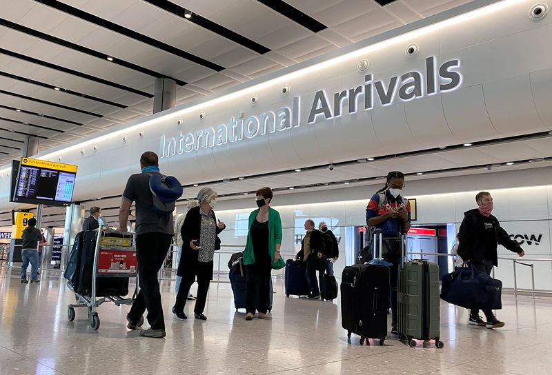 &copy; Reuters. L&apos;uscita per gli arrivi internazionali all&apos;Aeroporto Heathrow di Londra