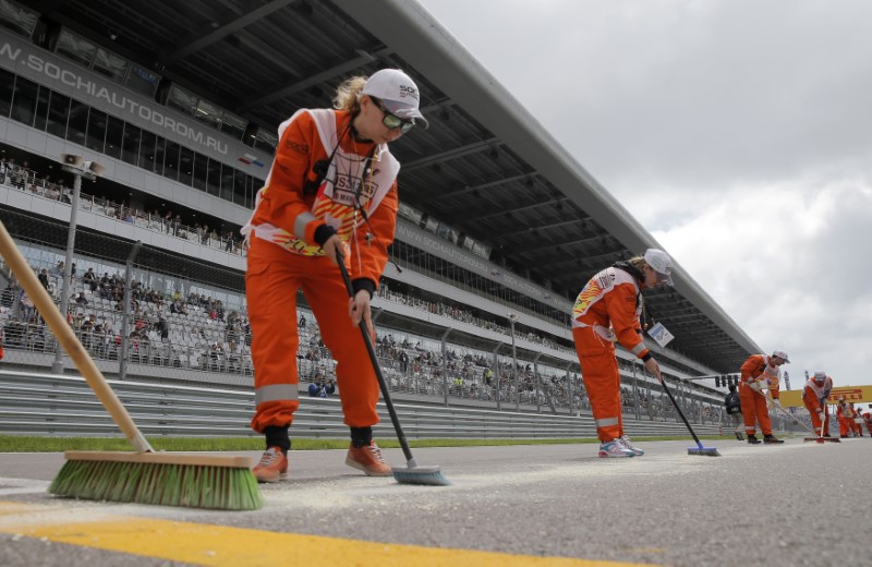 © Reuters. إلغاء سباقات الجائزة الكبرى بأذربيجان وسنغافورة واليابان هذا العام