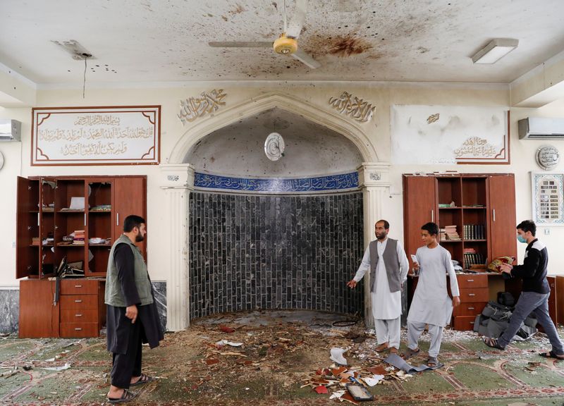 © Reuters. مقتل 4 وإصابة 8 في انفجار بمسجد في كابول أثناء صلاة الجمعة
