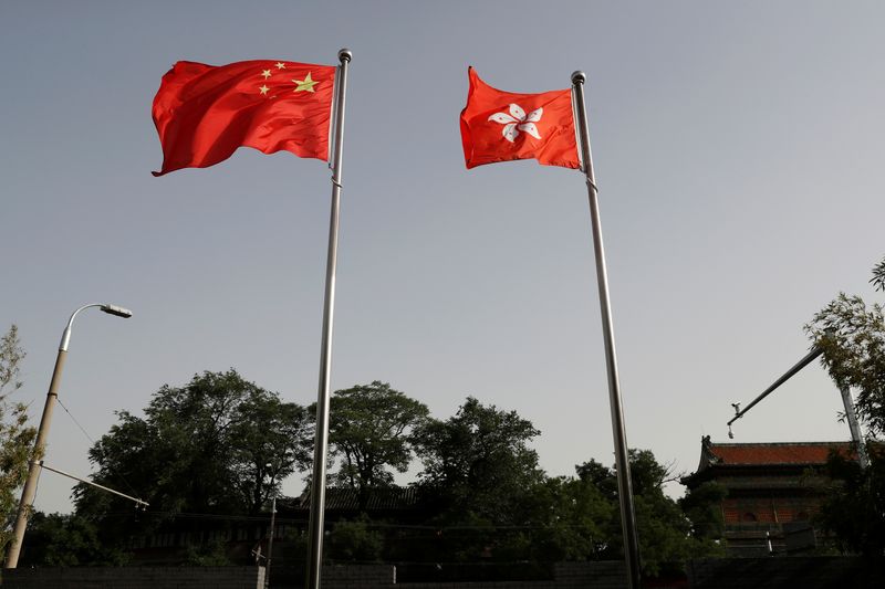 &copy; Reuters. FOTO DE ARCHIVO: Las banderas de China y Hong Kong ondean en la oficina del Gobierno de la Región Administrativa Especial de Hong Kong, en Pekín, China, el 3 de junio de 2020