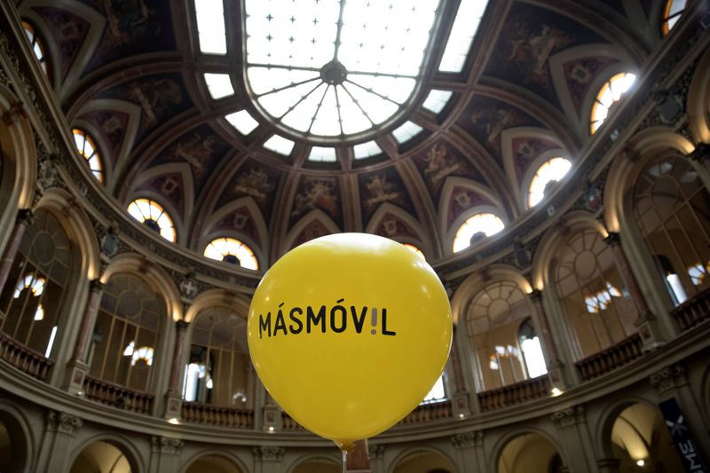 © Reuters. Un globo con el logo de Masmovil es visto durante el debut de Masmovil en la bolsa, en Madrid, España, el 14 de julio de 2017