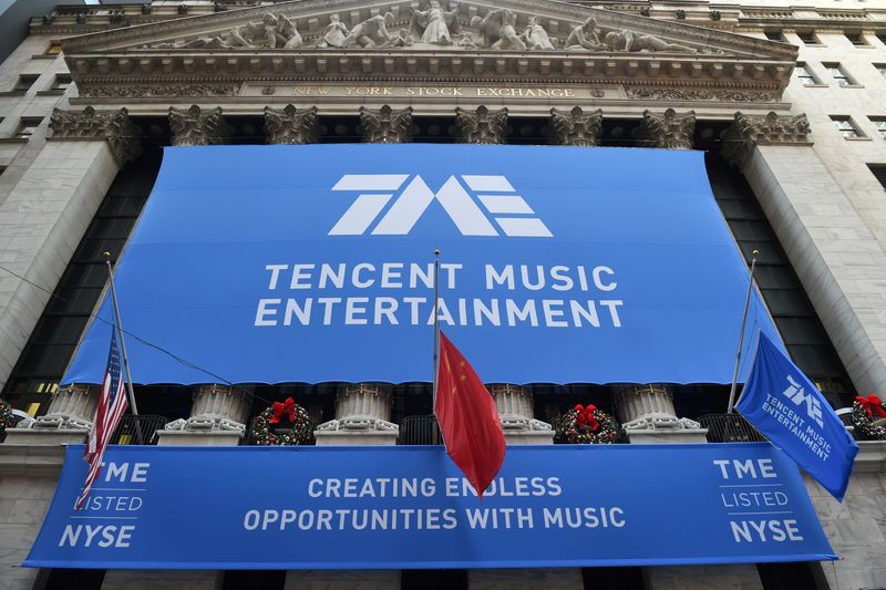 &copy; Reuters. FILE PHOTO: Tencent Music Entertainment celebrates the company&apos;s IPO at the NYSE in New York