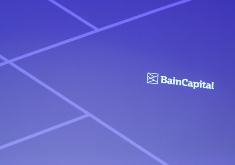 &copy; Reuters. Il logo di Bain Capital, una delle aziende in corsa per Telepass, durante una conferenza stampa a Tokyo, Giappone