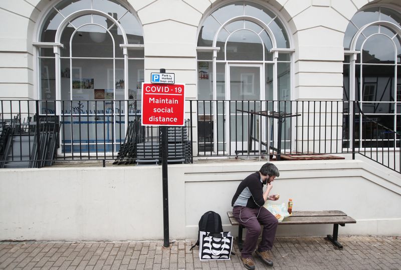 &copy; Reuters. Un hombre se sienta en un banco para comer su almuerzo en medio de las medidas de distanciamiento social en St Albans, Reino Unido. Junio 12, 2020. REUTERS/Peter Cziborra