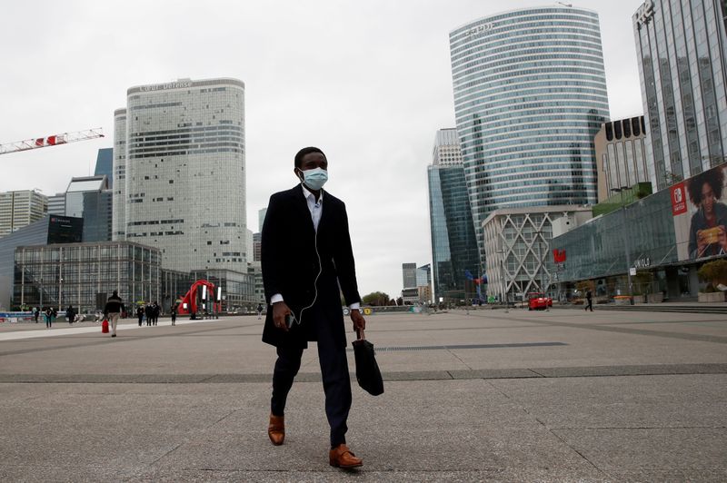 &copy; Reuters. FILE PHOTO: France softens lockdown rules during the outbreak of the coronavirus disease (COVID-19)