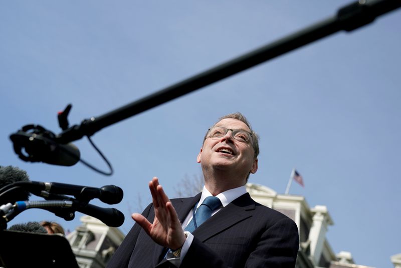 © Reuters. FILE PHOTO: Council of Economic Advisers Chairman Kevin Hassett speaks to reporters at the White House in Washington