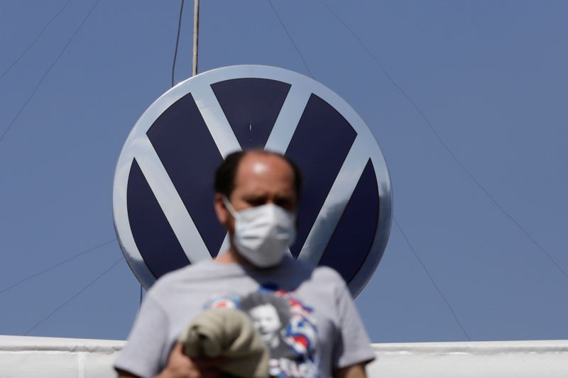 &copy; Reuters. FILE PHOTO: An employee leaves the Volkswagen (VW) plant as the company will temporarily close its factories in Mexico amid growing worries over the spread of the coronavirus disease (COVID-19), in Puebla