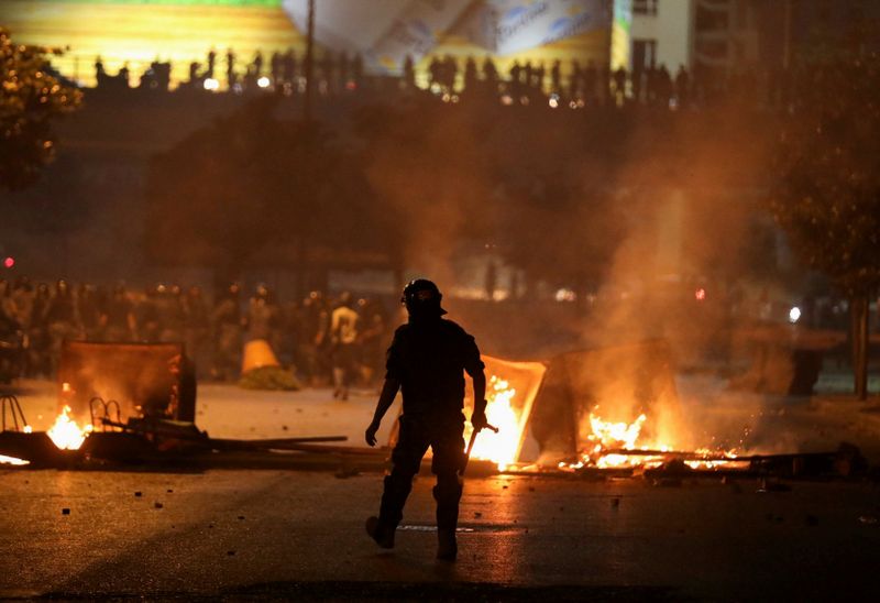 &copy; Reuters. متظاهرون في لبنان يشتبكون مع قوات الأمن في ثاني ليلة من الاضطرابات