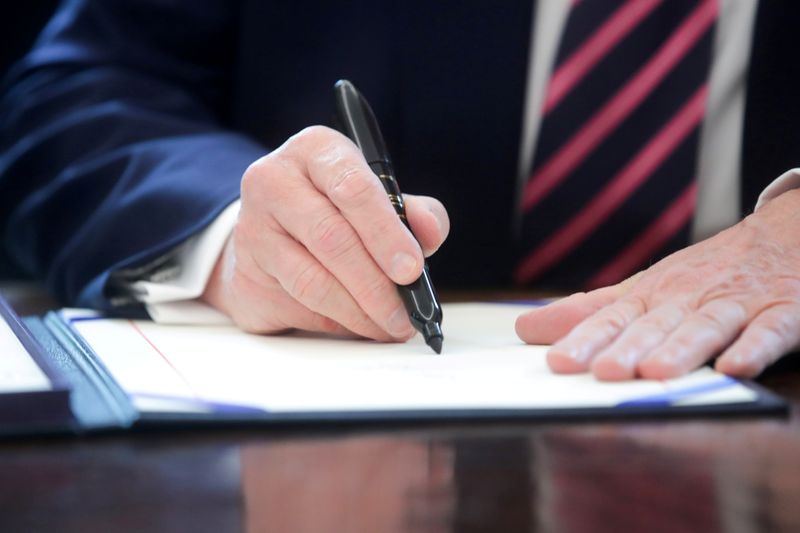 &copy; Reuters. FILE PHOTO: U.S. President Trump signs the Paycheck Protection Program and Health Care Enhancement Act response to the coronavirus disease outbreak at the White House in Washington