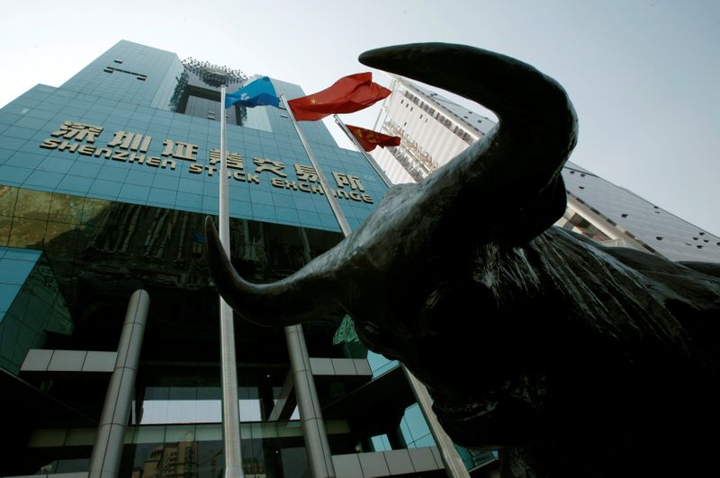 © Reuters. FILE PHOTO: A statue of a bull is displayed outside the Shenzhen Stock Exchange in the southern Chinese city of Shenzhen,