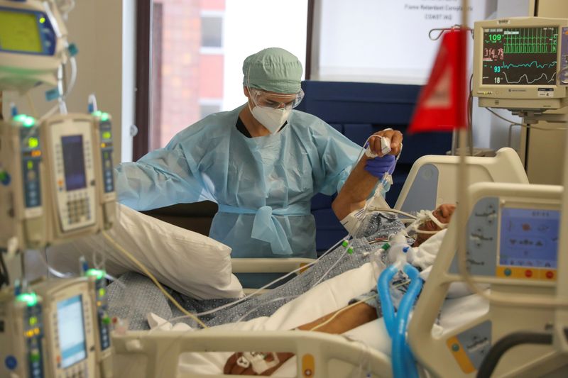 &copy; Reuters. FOTO DE ARCHIVO: Doctora atiende a paciente de COVID-19 en Los Ángeles