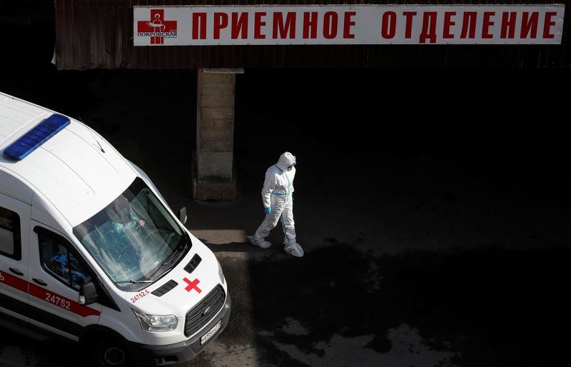 &copy; Reuters. Медик у входа в больницу в Санкт-Петербурге