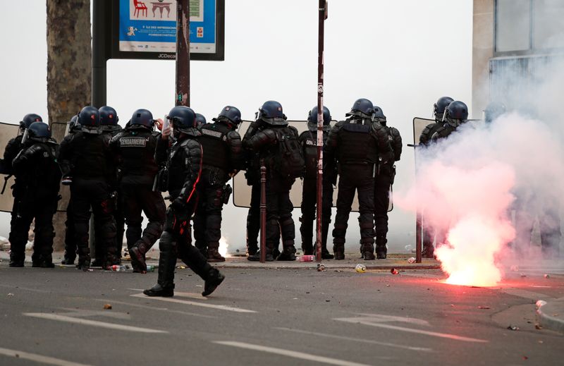 © Reuters. محتجون مناهضون للعنصرية يشتبكون مع الشرطة في باريس