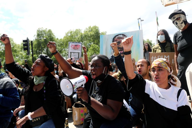 © Reuters. مشاجرات بين يمينيين ومناهضين للعنصرية في بريطانيا