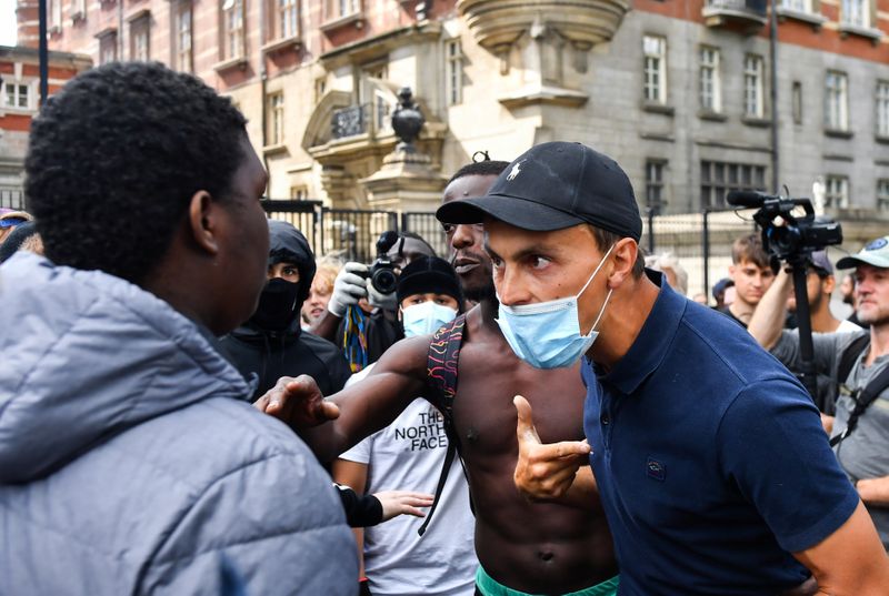 &copy; Reuters. Discursión durante una protesta de Black Lives Matter en Londres, Reino Unido.