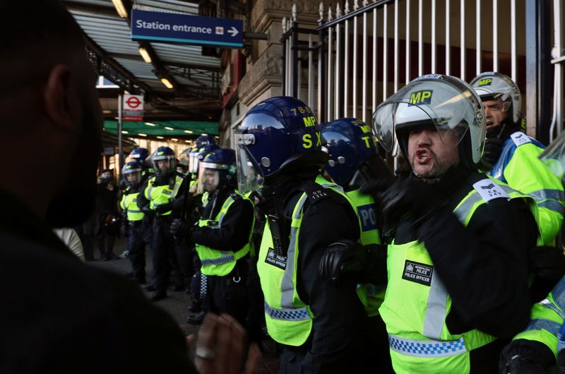 © Reuters. اشتباكات بين جماعات متناحرة والشرطة عند محطة واترلو للقطارات بلندن