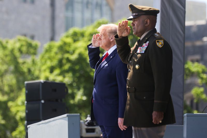 &copy; Reuters. U.S. President Donald Trump delivers commencement address at the 2020 United States Military Academy Graduation Ceremony at West Point, New York