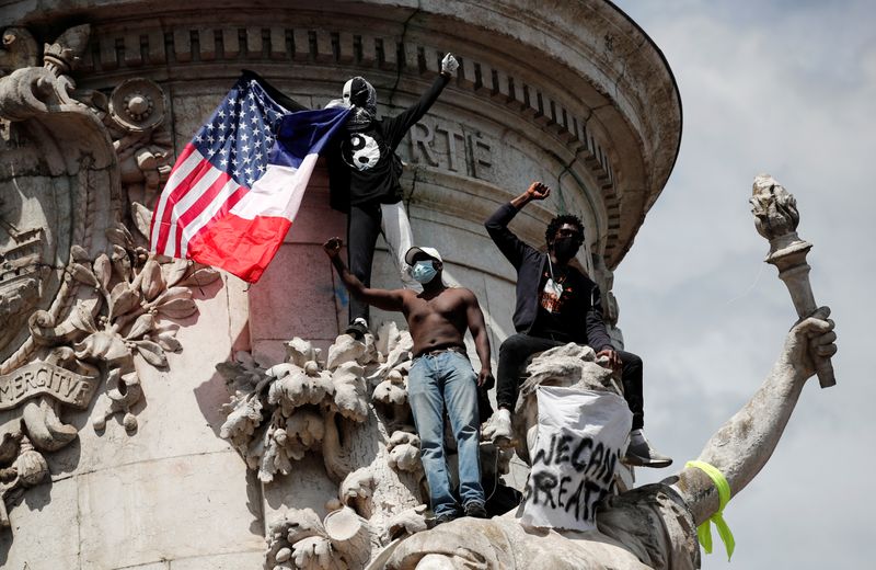&copy; Reuters. Manifestantes protestan contra el racismo en la Place de la Republique de París, Francia.