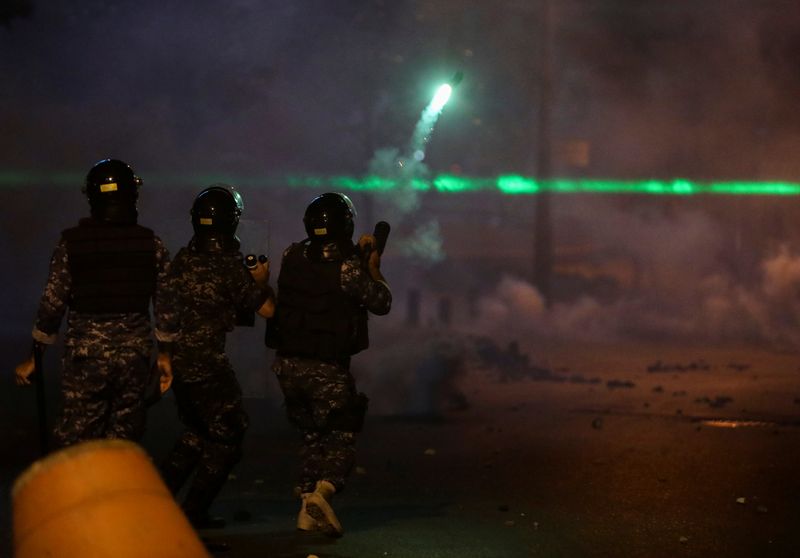 © Reuters. رئيس وزراء لبنان يتهم المعارضة بالتحريض على احتجاجات دخلت يومها الثالث