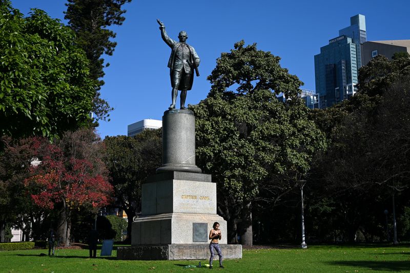 &copy; Reuters. FILE PHOTO:  A statue to Captain James Cook stands in Sydney