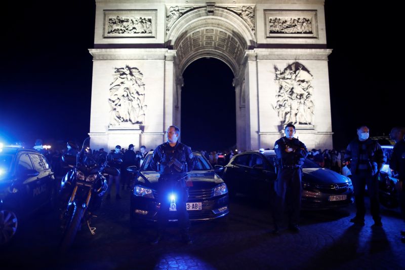 &copy; Reuters. الشرطة تحتشد عند قوس النصر بباريس للاحتجاج على الحكومة