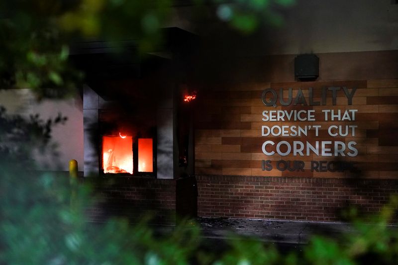 © Reuters. A Wendy’s burns following a rally against racial inequality and the police shooting death of Rayshard Brooks, in Atlanta