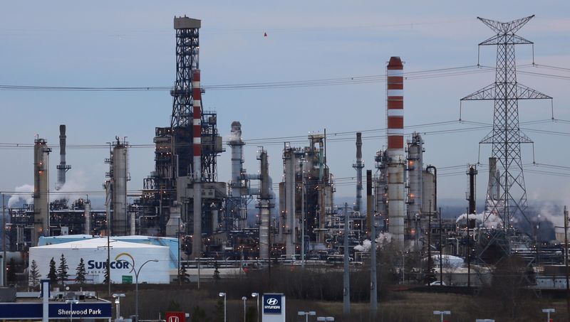 &copy; Reuters. FILE PHOTO:  A Suncor refinery is seen in Sherwood Park