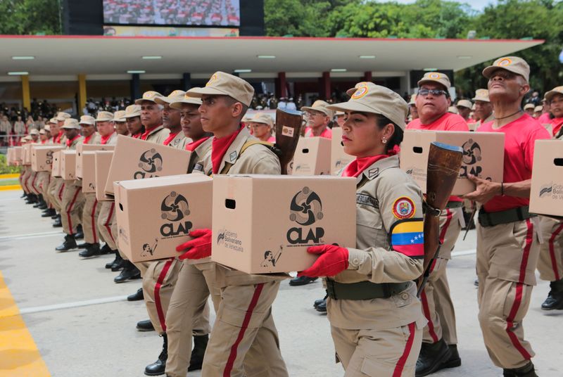 &copy; Reuters. FOTO DE ARCHIVO-Desfile militar para celebrar el 208 aniversario de la independencia de Venezuela en Caracas