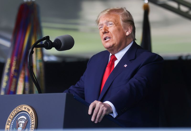 &copy; Reuters. U.S. President Donald Trump delivers commencement address at the 2020 United States Military Academy Graduation Ceremony at West Point, New York