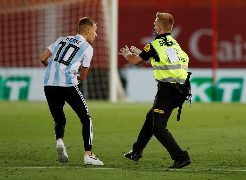 &copy; Reuters. سلطات الكرة الإسبانية تسعى لمحاكمة مشجع اقتحم ملعب مايوركا