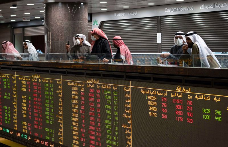 &copy; Reuters. الكويت تتصدر خسائر أسواق الخليج، وبورصة مصر تنخفض بعد قفزة في إصابات كورونا