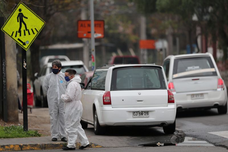 © Reuters. FILE PHOTO: Outbreak of the coronavirus disease (COVID-19) in Santiago