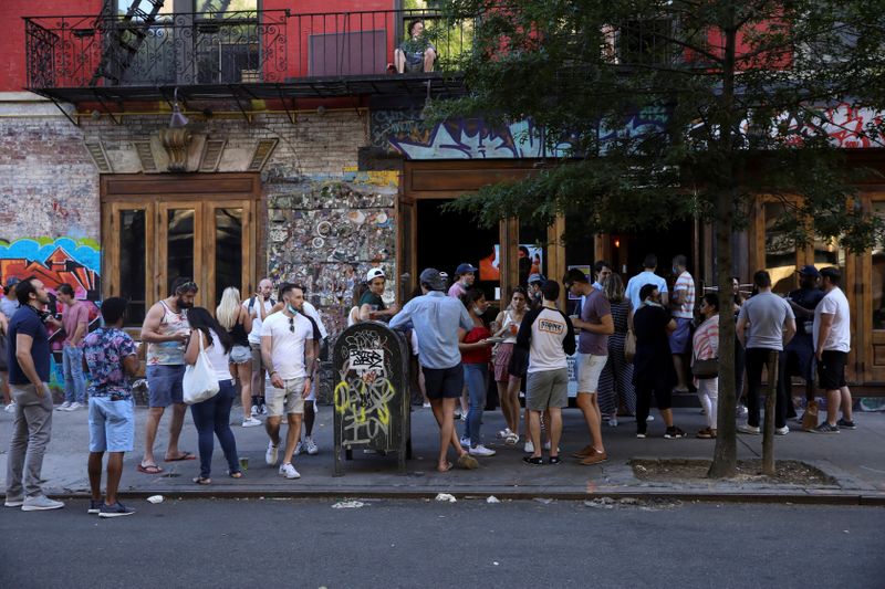 &copy; Reuters. Gente bebiendo afuera de un bar durante la fase de reapertura luego del brote de COVID-19, en el vecindario de East Village de la ciudad de Nueva York